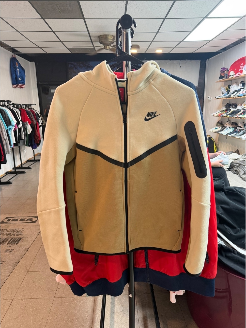 Nike tech fleec Full-Zip Hoodie light khaki Size large Kids